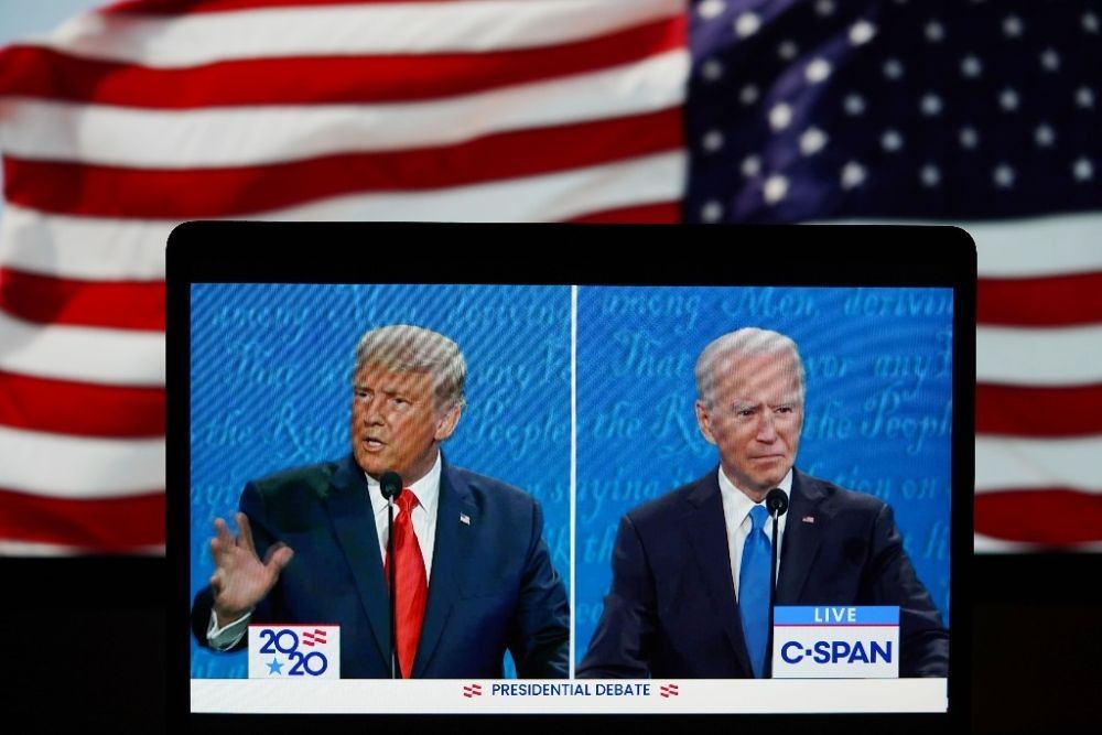 这张2020年10月22日在美国弗吉尼亚州阿灵顿拍摄的视频画面显示，时任美国总统特朗普（左）与时任民主党总统候选人拜登在田纳西州纳什维尔市参加最后一场总统候选人电视辩论。（图：新华社）