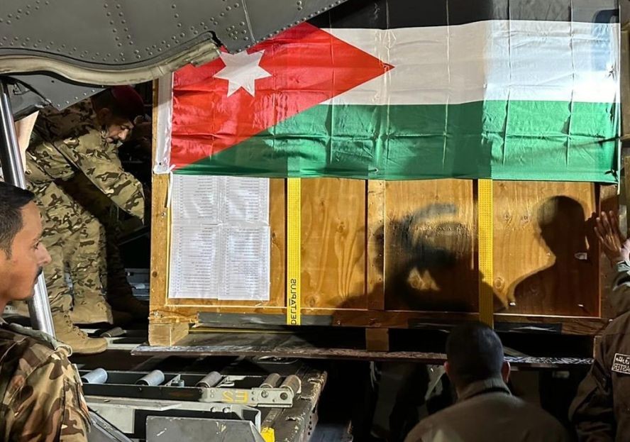 约旦皇家空军当地时间5日夜间向加沙地带的约旦野战医院空投紧急医疗援助物资。 （图：约旦国王阿卜杜拉二世的X账号）
