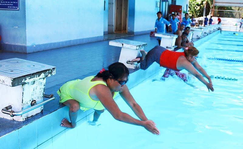 美国为越南残疾运动员和教练提供游泳训练
