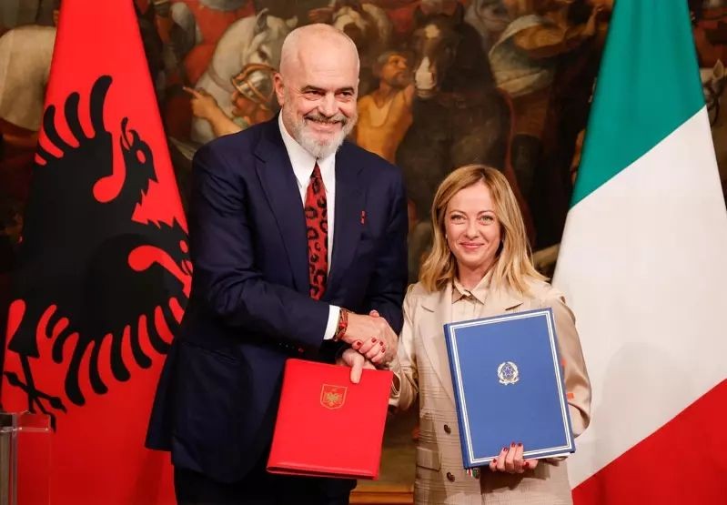 意大利总理梅洛尼（右）与阿尔巴尼亚总理拉玛（左）6日在罗马的意大利总理府会晤。（图：EPA）