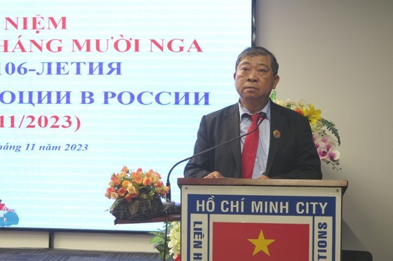 市越-俄友好协会主席黄明仁在纪念聚会上重温俄国十月革命的历史事件。（图：瑞宇）