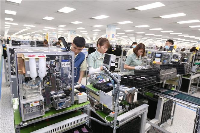 图为太原省河安镇东田区安平工业园的三星电子越南有限公司的工人正在生产智能手机。（图：越通社）