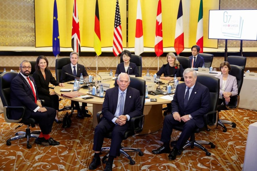 出席G7外长会议的美国务卿（后排左三）、日本外相等领导人。（图：路透社）