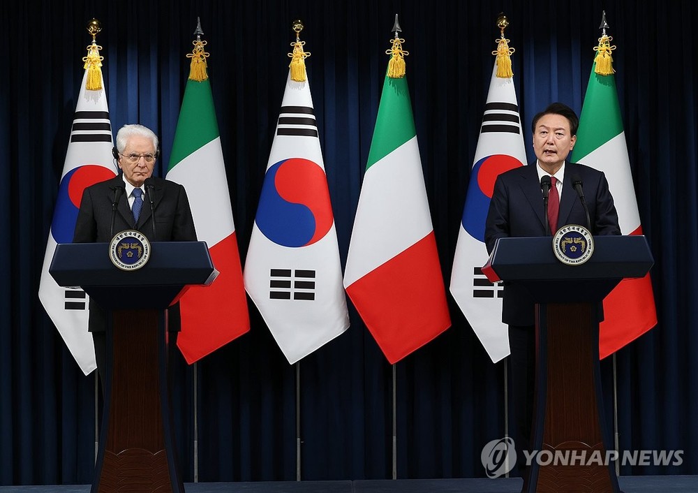 11月8日，在首尔龙山区的总统府，韩国总统尹锡悦（右）同到访的意大利总统塞尔焦·马塔雷拉共同发表联合新闻公报。（图：韩联社）