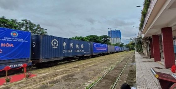 从神浪火车站出发的国际货运列车将有助提高平阳省的进出口货物运输效率。