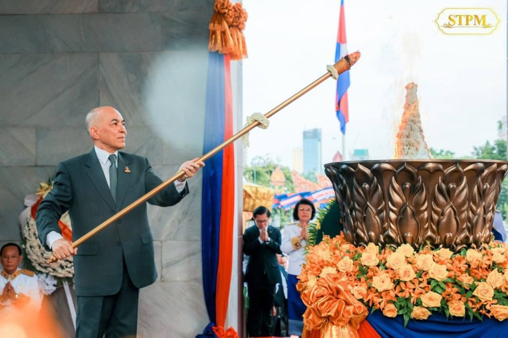 11月9日，在柬埔寨首都金边，柬埔寨国王诺罗敦·西哈莫尼在独立碑点燃“圣火”，庆祝柬埔寨独立70周年。（图：STPM）
