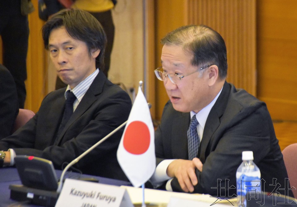 11月8日，日本公平交易委员会委员长古谷一之（右）出席七国集团竞争监管部门会议。（图：共同社）