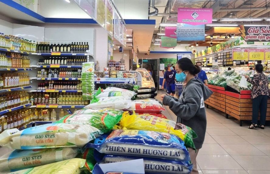 一名消费者在超市选购大米。（图：美杏）