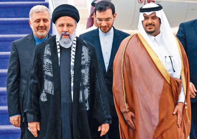 伊朗总统莱希(前左)11日抵达沙特首都利雅得出席特别峰会。（图：互联网）