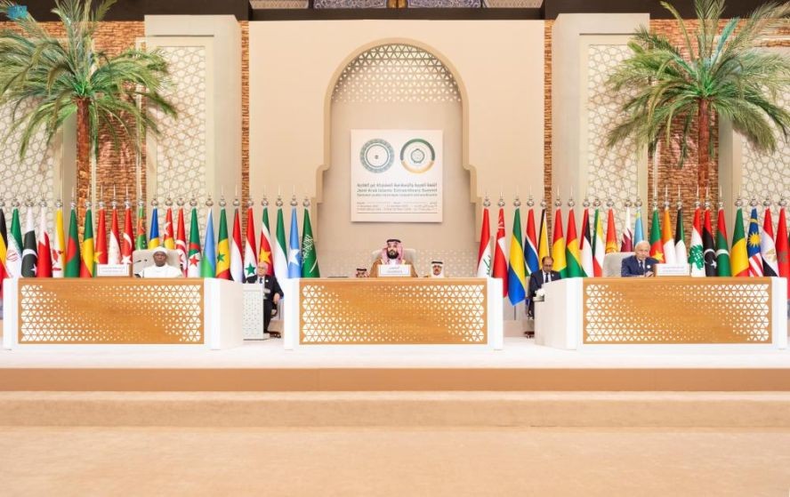 沙特阿拉伯王储兼首相穆罕默德‧本‧萨勒曼在利雅得举行的阿拉伯-伊斯兰国家领导人联合特别峰会上讲话。（图：沙特通讯社）
