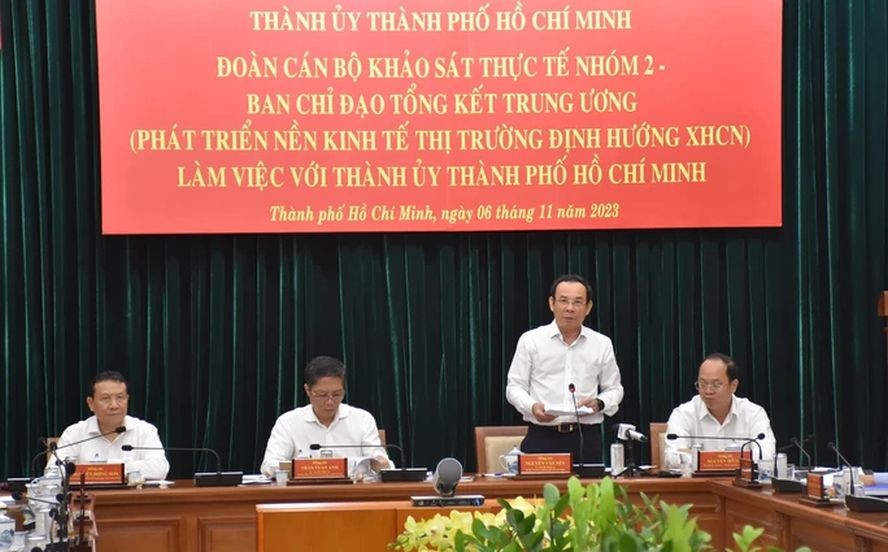 党中央政治局委员、市委书记阮文年在会上致词。