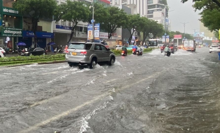 岘港因倾盆大雨，市区一片汪洋，各校暂停上课。（图：VOV）