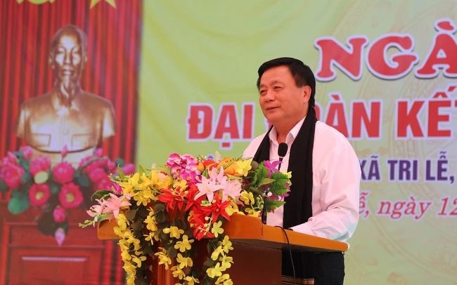 党中央政治局委员阮春胜在会上致词。（图：越通社）