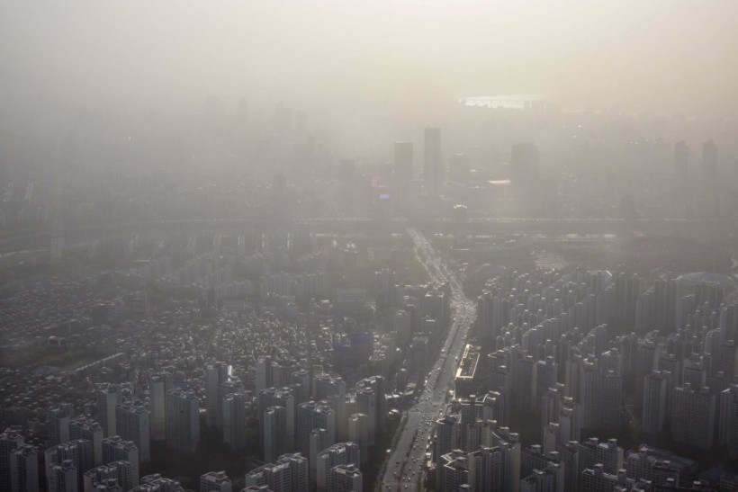 韩国首尔市灰尘蒙蒙一片。（图：AFP）