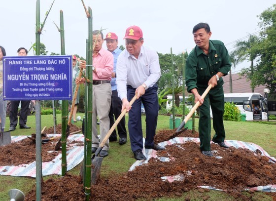 中央宣教部长阮仲义在守德市民族历史-文化公园所属礼品树园植树。