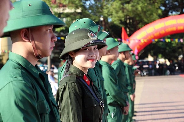 达乐省女新兵履行军事义务。