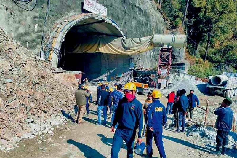 印度北部一条隧道发生坍塌，造成40名工人被困。（图：互联网）