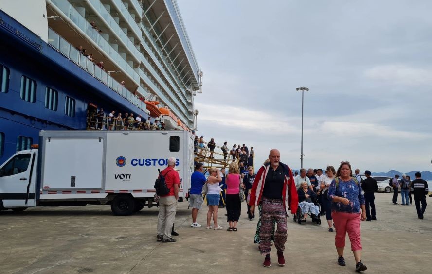 “精致邮轮极号”邮轮停泊在下龙国际客运港码头，游客纷纷上岸游览参观下龙湾。（图：吕孝义）