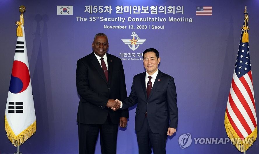 韩国国防部长官申源湜(右)和美国国防部长劳埃德‧奥斯汀在第55次韩美安保会议前握手合影。（图：韩联社）