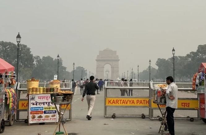 印度新德里地标“印度门”，11月5日被笼罩在灰蒙蒙的烟霾中。（图：互联网）