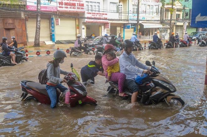 九龙江平原潮位高涨，芹苴市多条街道遭受严重淹水，人们出行困难。（图：清廉）