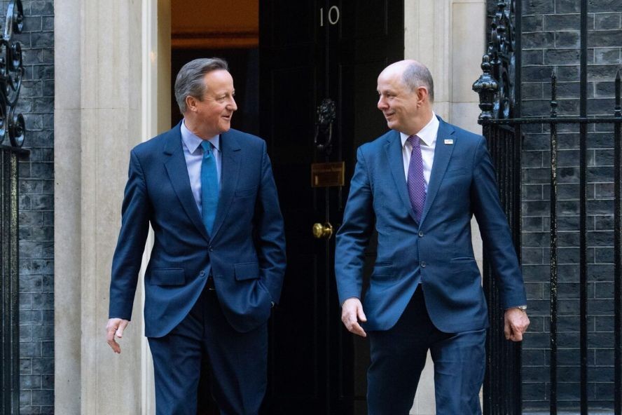 11月13日，在英国伦敦，新任外交大臣戴维·卡梅伦（左）走出唐宁街10号首相府。（图：The Globe and Mail）