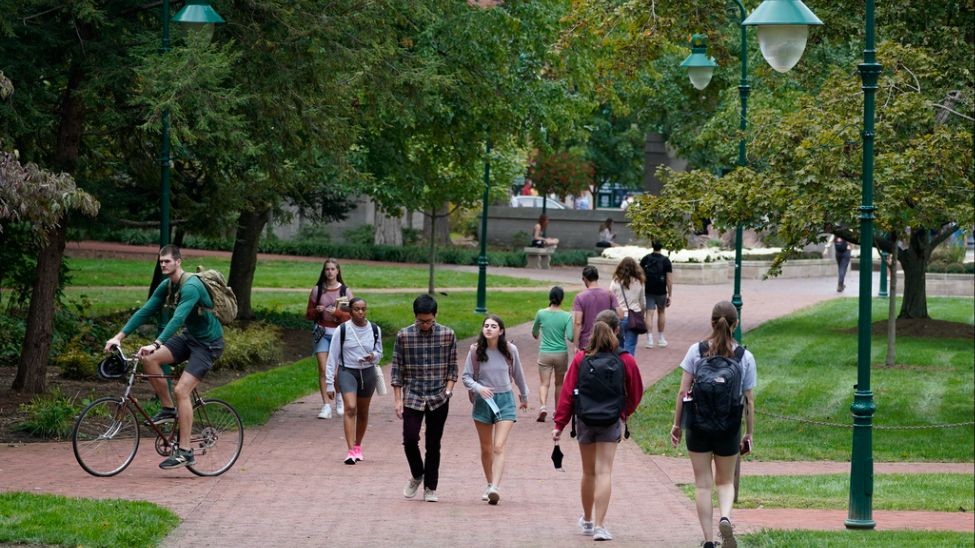 学生们在大学校园里漫步。（图：AP）