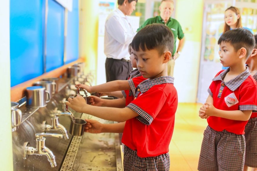 学生在水龙头直接饮用已获过滤的洁净水源。