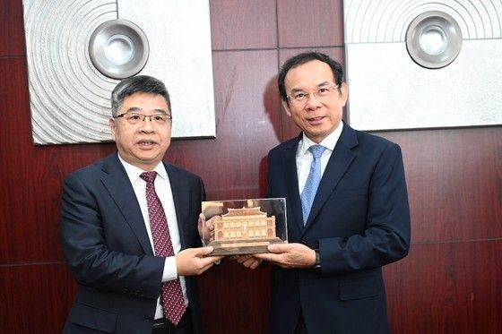 市委书记阮文年赠送纪念品给上海市金融工作党委书记信亚东。