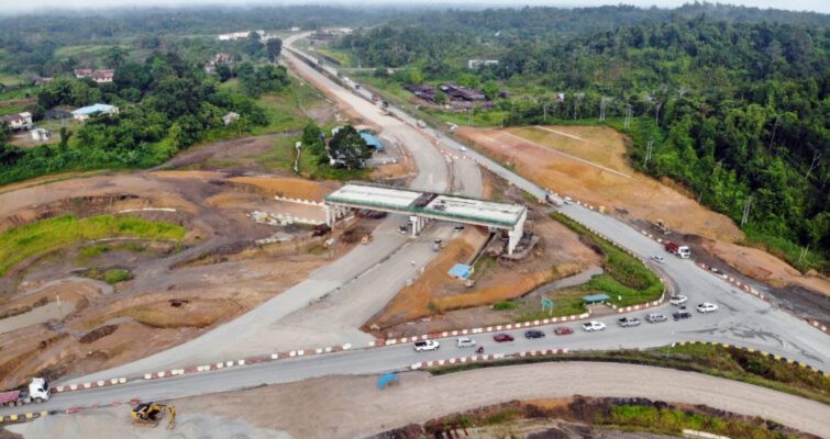 朱笃-芹苴-滀臻高速公路建设投资项目一期，已获国会于2022年6月16日颁发的第60号《决议》中批准投资主张。