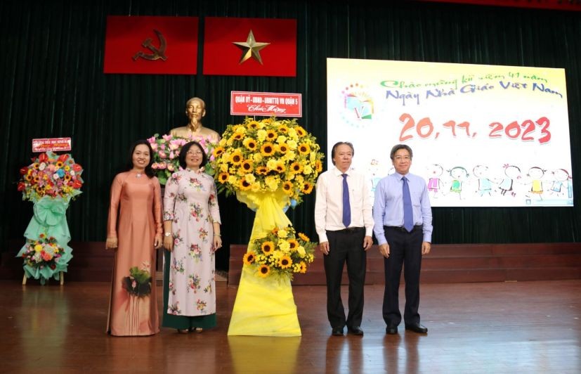 第五郡领导祝贺越南教师节。