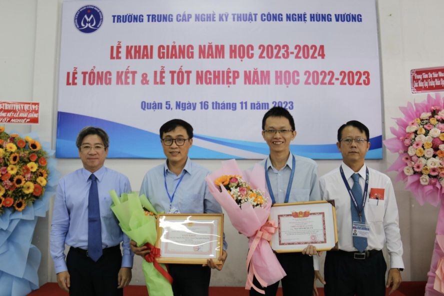 第五郡人委会副主席阮武春奇和雄王职技学校党支部书记副校长阮玉幸向竞赛战士颁奖。