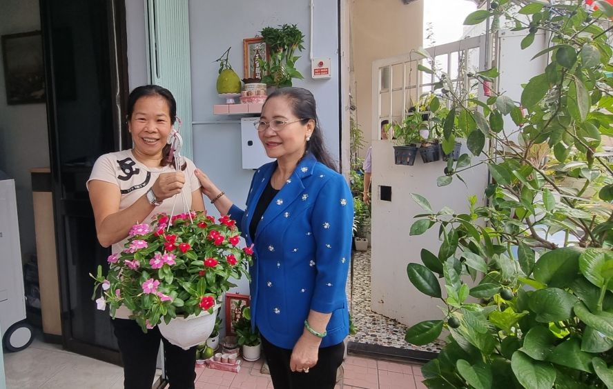 市人民议会主席阮氏丽探访学乐公寓华人家庭翁氏燕。