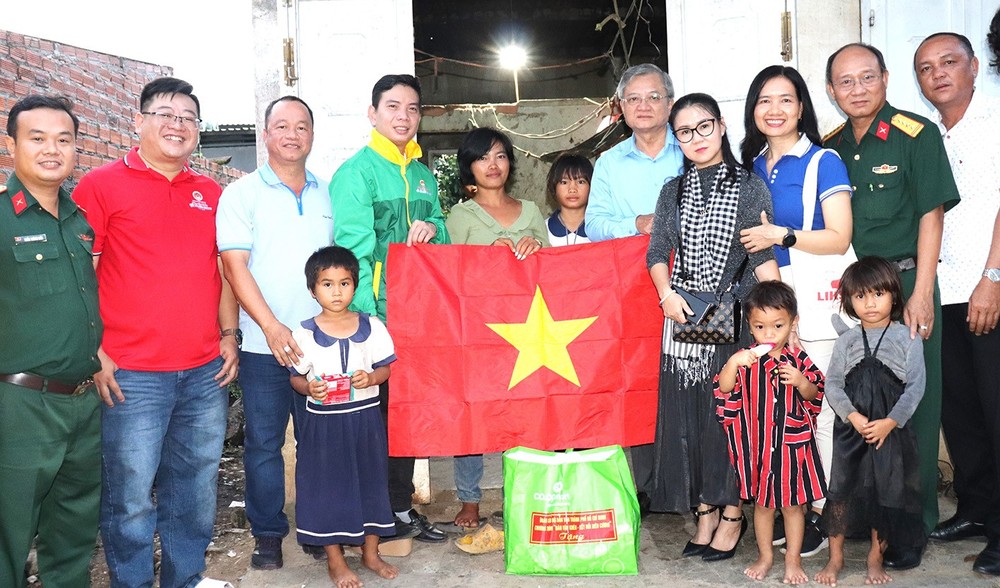 代表团探望及向德农省居桔县亚特灵镇赫哈布克隆家庭赠送礼物和国旗。