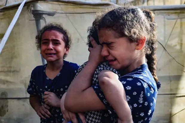 据报导，在加沙地带有4600多名儿童死亡，近9000名儿童受伤。（图：AFP）