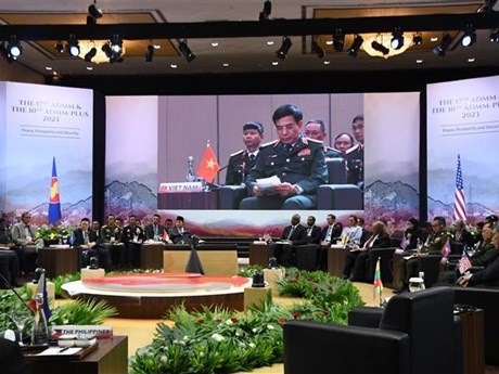 越南国防部部长潘文江大将发表讲话。（图：越通社）