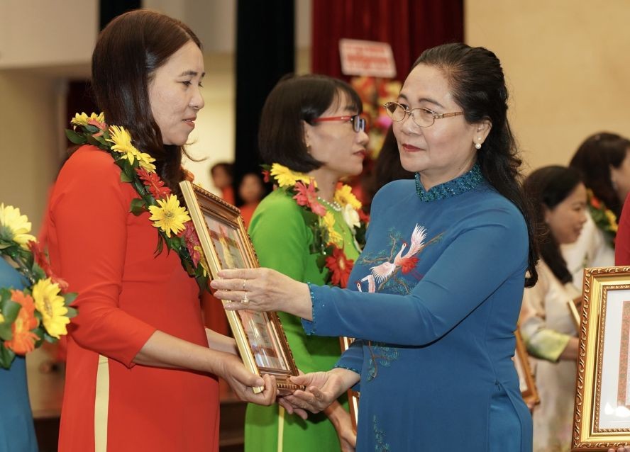 市人民议会主席阮氏丽向教师颁奖。（图：黄雄）
