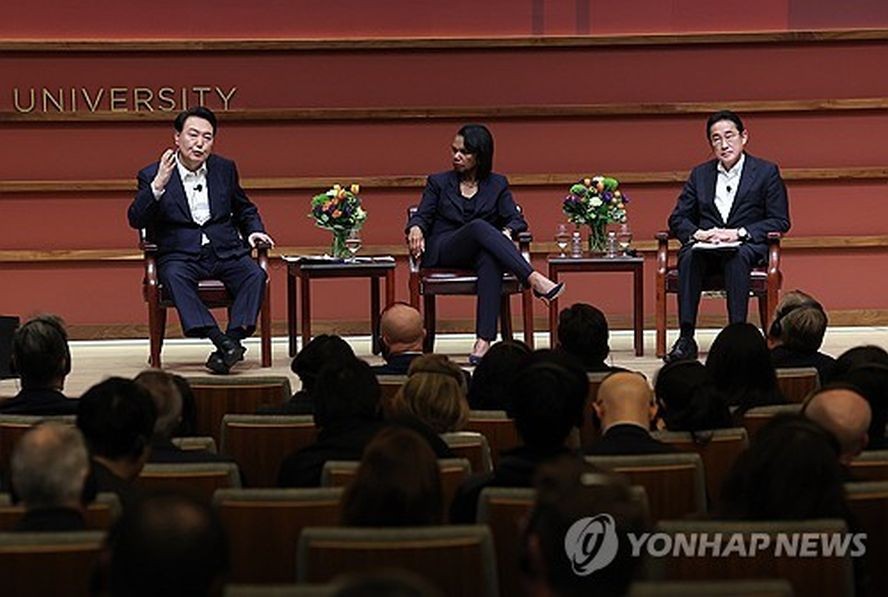 当地时间11月17日，在美国斯坦福大学，韩国总统尹锡悦（左）和日本首相岸田文雄（右）借出席亚太经合组织（APEC）第三十次领导人非正式会议之机举行座谈会。中间是胡佛研究所所长、美国前国务卿康多莉扎·赖斯。（图：韩联社）
