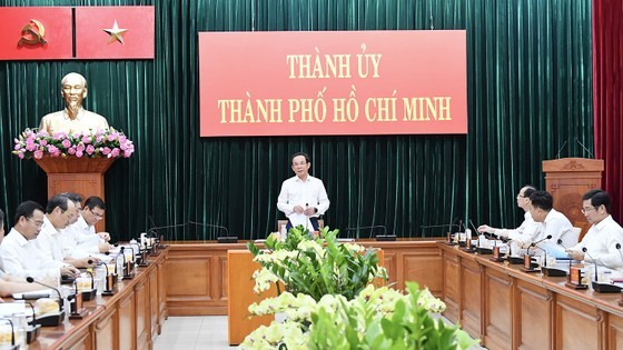 市委书记阮文年在市肃贪反腐指委会会议上致词。