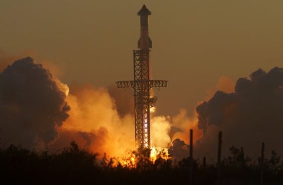 11月18日，在美国得克萨斯州博卡奇卡，“星舟”火箭发射升空。（图：新华社/AP）