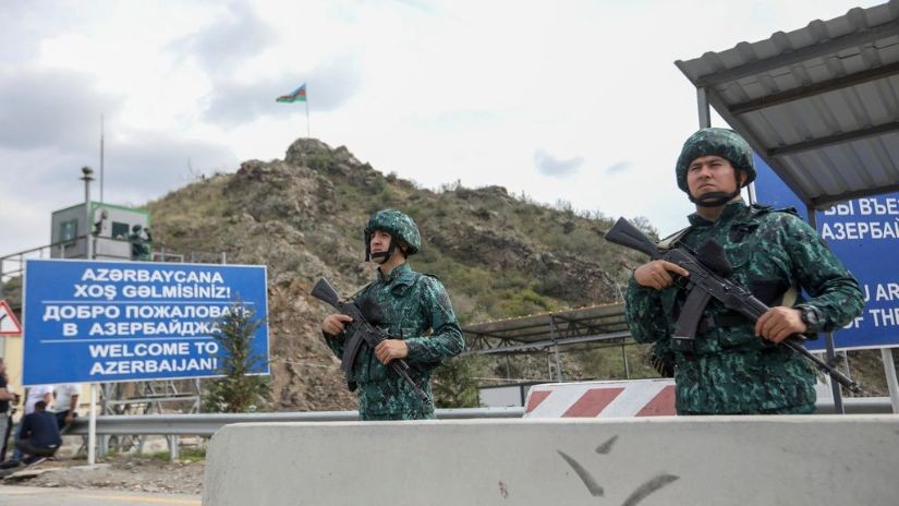 阿塞拜疆士兵在连接纳卡地区的拉钦走廊戒备。（图：AP）