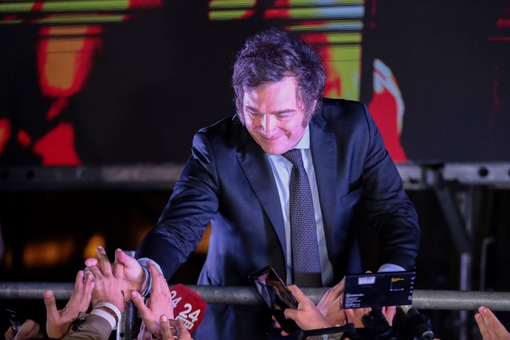 图为11月19日，米莱在阿根廷首都布宜诺斯艾利斯的竞选总部外向民众致意。（图：新华社）