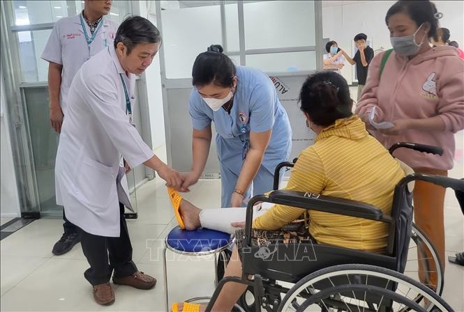 震伤矫型医院第二分院医护人员正为一名患者打石膏固定受伤的右腿。（图：越通社）