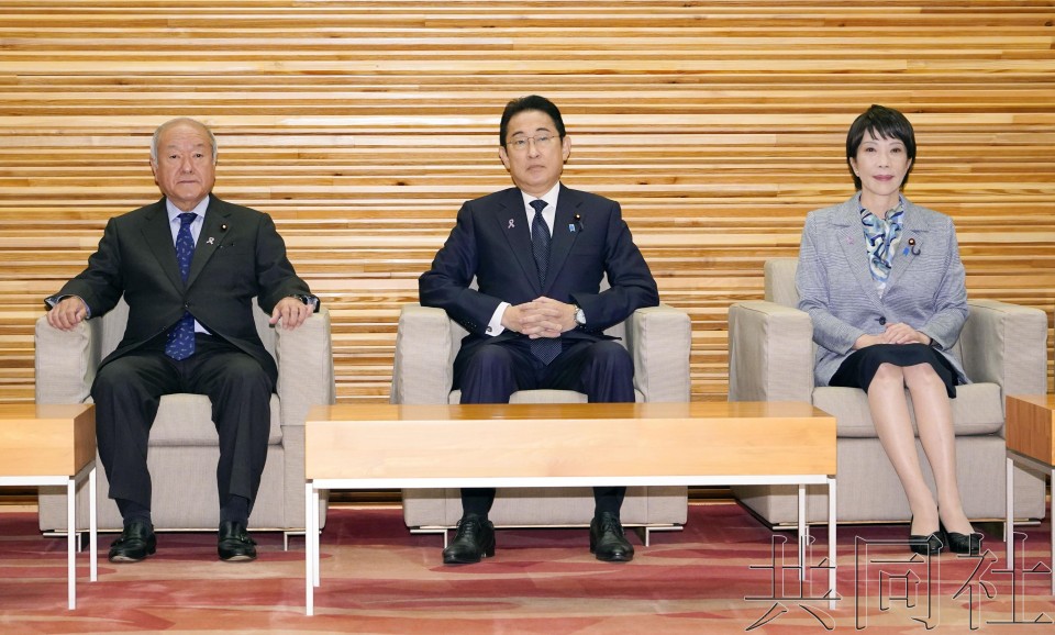 日本财务相铃木俊一（左起）、首相岸田文雄、经济安保相高市早苗等人出席内阁会议。11月20日上午摄于首相官邸。（图：共同社）