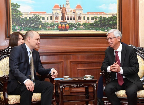 市人委会副主席武文欢（右）接见哈萨克斯坦驻越南大使卡纳特·图梅什。（图：越勇）