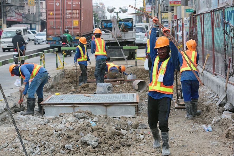 道路维修工人们正在一段道路上铺设基础设施。（图：互联网）