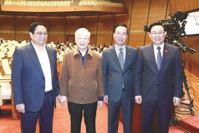 (左起)政府总理范明政、党中央总书记阮富仲、国家主席武文赏、国会主席王廷惠出席第六次会议。