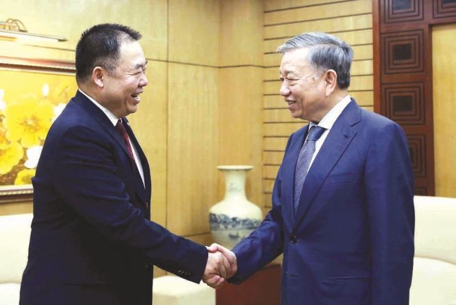 公安部长苏霖大将接见中国人民武装警察部队参谋长周建国。（图：越通社）