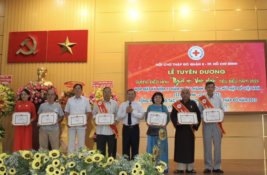市红十字会副主席阮煌恩向多个出色单位颁发奖状。