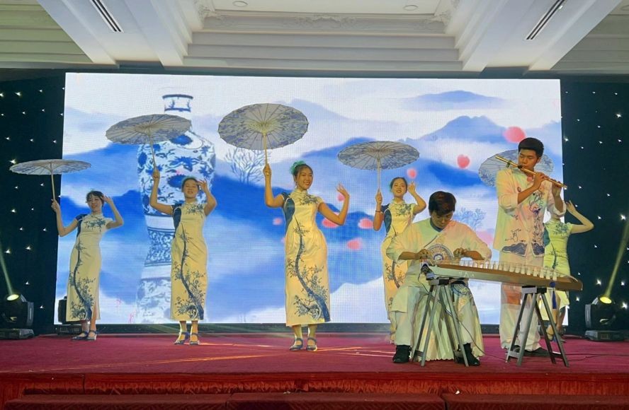 越中友协表演《古筝 & 笛子演奏伴舞 – 青花瓷 》的获奖节目。